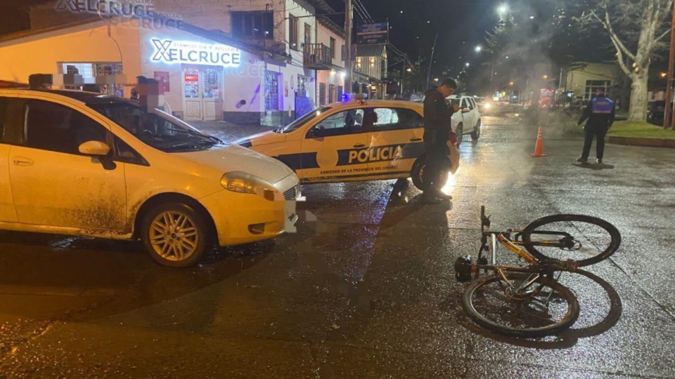 El ciclista sufrió lesiones leves.