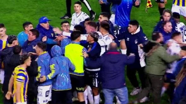 Hubo insultos y empujones por doquier en el Centenario de Quilmes.