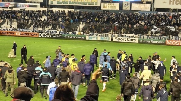 Batalla campal en Quilmes vs Atlanta: escándalo en el final del partido.
