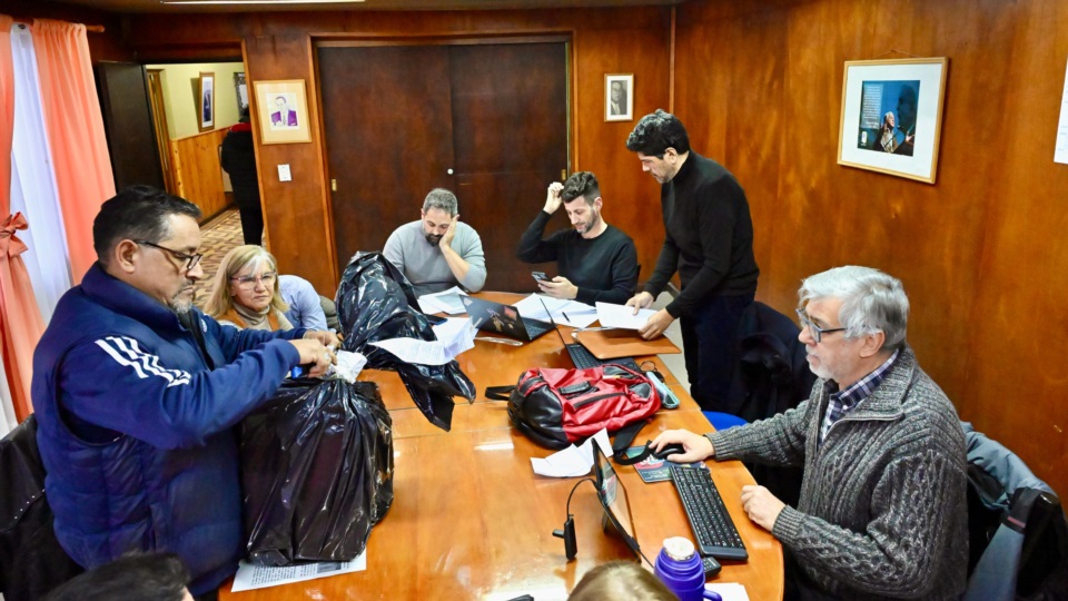 La junta electoral partidaria comenzó a contar los votos.