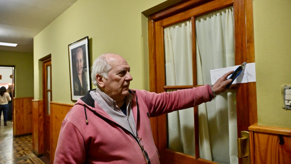 Luis Maglio cortando los precintos de la sala donde se hallaban las urnas. Comenzaba el conteo.