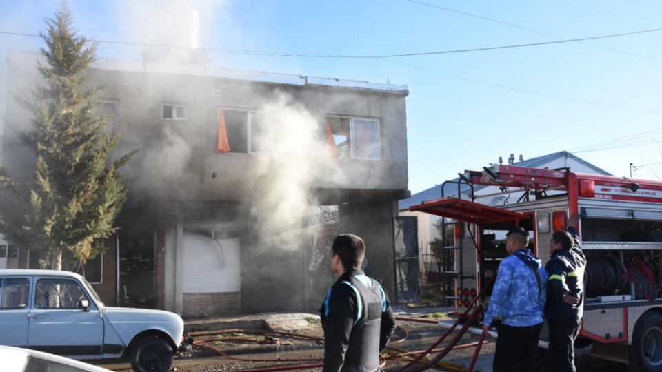 Los bomberos voluntarios trabajando en el lugar.