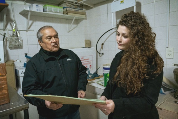 César Galdámez, vecinalista del Área 16 la directora de Veterinaria y Nadia Celi, coordinaron acciones.,  