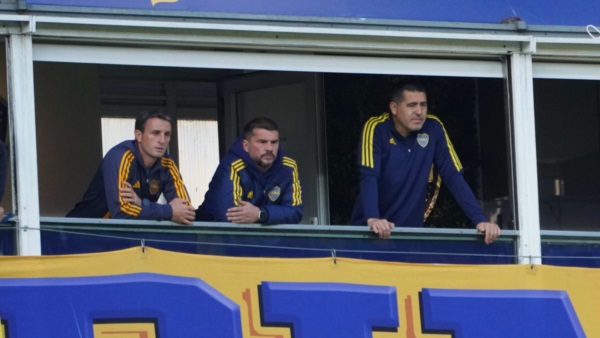 Riquelme observa con prepcupación desde el su palco en la Bombonera.