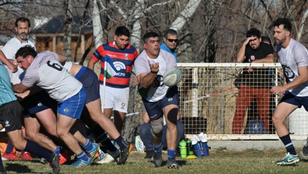 "Dani" Santillán, autor de dos tries, abre juego. (Foto: Daniel Feldman/Jornada Medios).