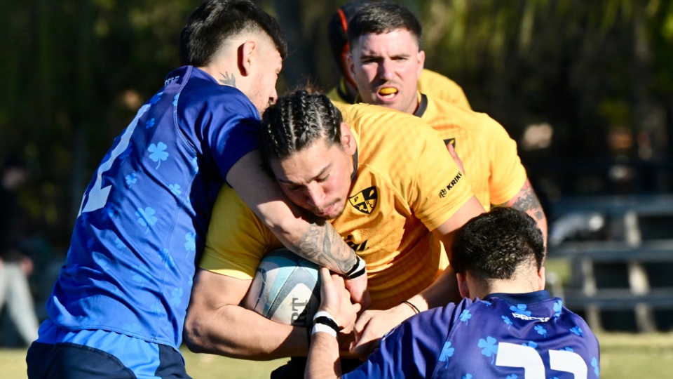 Enzo San Martín contra dos rivales. (Foto: Daniel Feldman/Jornada Medios).