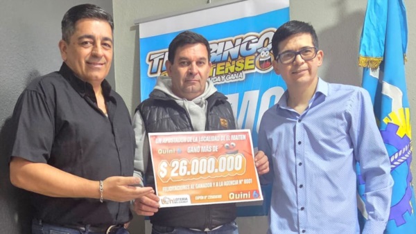 El delegado regional del Instituto, Matías Peláez, el titular de la Agencia Oficial N° 8001, Sergio Gajardo, y el ganador, Gerónimo Hunko.