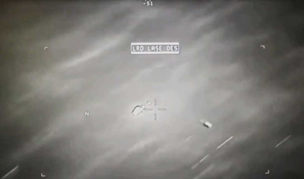 En el centro de la imagen el ovni y a la derecha, el misil desviado.