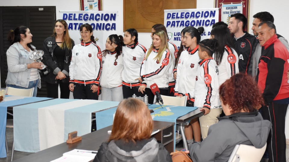 El plantel de Independiente Rojo, recibiendo su trofeo. Foto: Sergio Esparza.