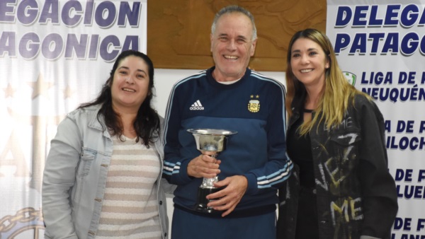 Carlos Magariños recibieron la distinción para J.J. Moreno. Foto: Sergio Esparza.