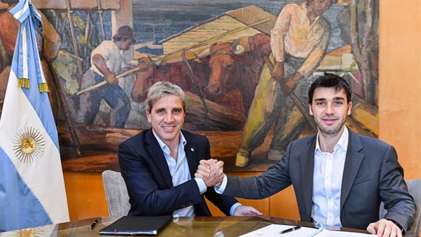 Luis Caputo e Ignacio Torres tras el acuerdo.