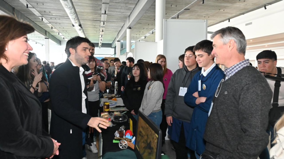 El gobernador Ignacio Torres con docentes y alumnos.