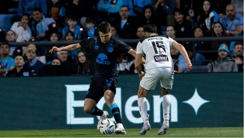 El extremo Julián Mavilla encara ante la marca del defensor Ayrton Portillo.