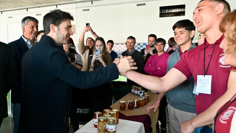 El gobernador felicitó a los estudiantes que presentaron sus producciones en el Congreso.