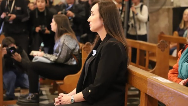 La vicepresidenta sentada en un banco de madera. Como los viejos bancos de suplentes...