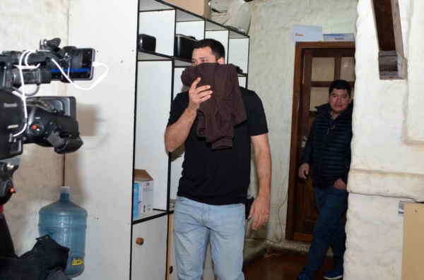 El empresario Rafael Nataine sale de la audiencia cubriéndose el rostro. 