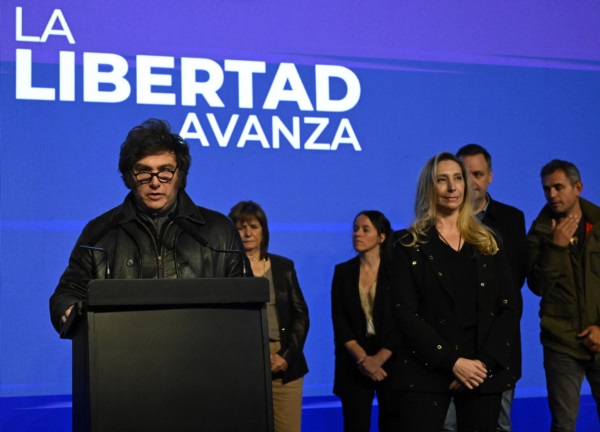 Milei y su séquito. Las caras de la derrota. 