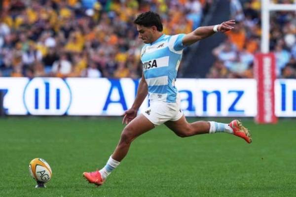 Santiago Carreras metió 21 puntos con el pie; no erró ninguna (AP).