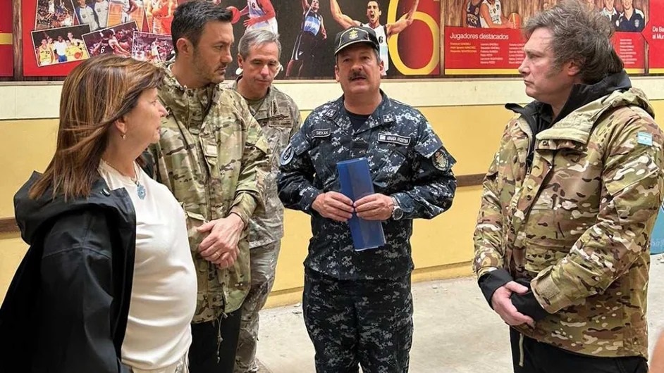 Milei, en Bahía Blanca después de la inundación, junto a Bullrich y a Luis Petri, en modo GI Joe.