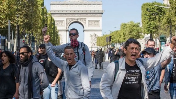 Los manifestantes, frente al Arco de Triunfo, en el corazón de la ciudad de Paris.