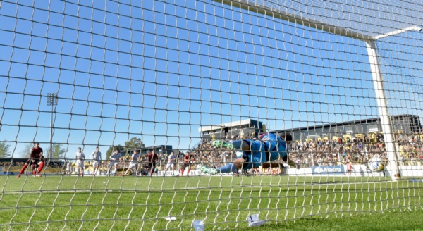 Bruno Pérez y el momento del gol.  Foto: Daniel Feldman/Jornada Medios.