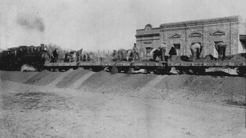 El ferrocarril por las calles de la incipiente ciudad.