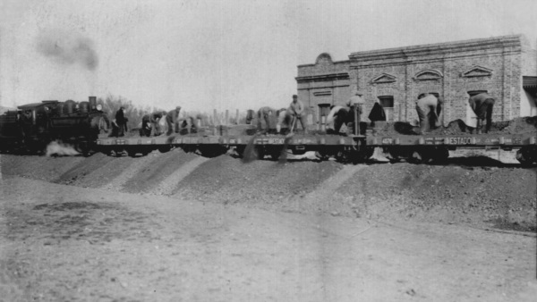 El ferrocarril por las calles de la incipiente ciudad.