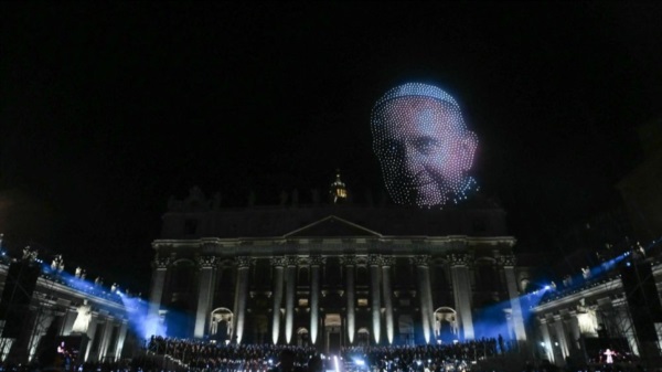 El Papa Francisco, homenajeado en imagen, en el evento en la Plaza San Pedro