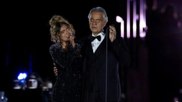 Karol G y Andrea Bocelli compartieron escenario y  cantaron a dúo.