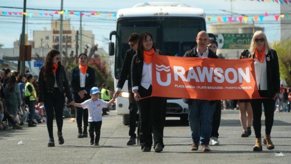 Entidades gubernamentales y civiles en el desfile.