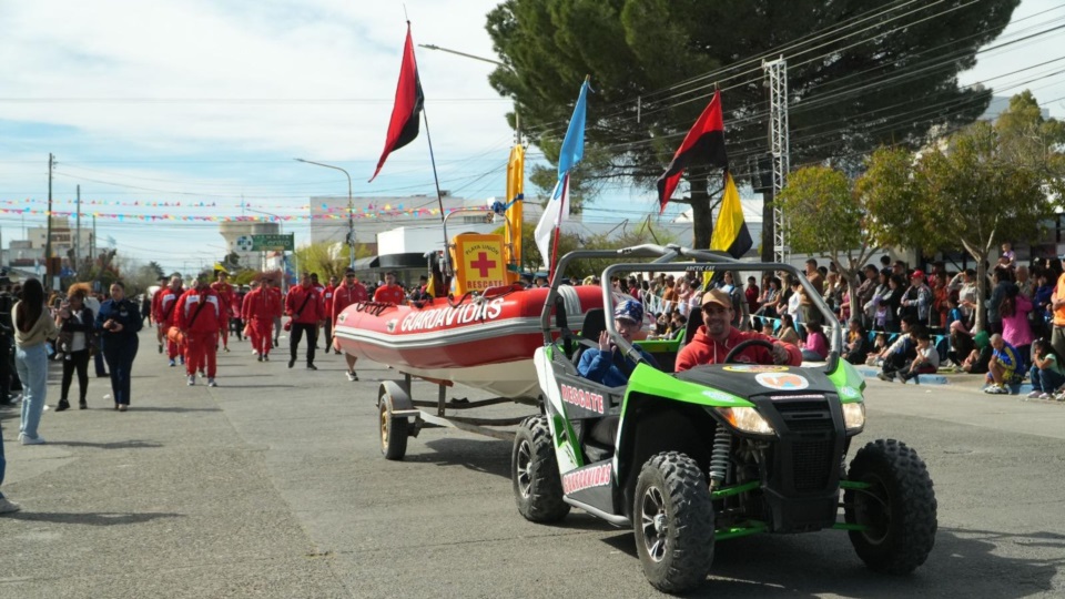 Los guardavidas en su paso por la calle Mariano Moreno.