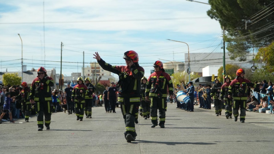 Los bomberos voluntarios en el paso ante el palco de las autoridades.