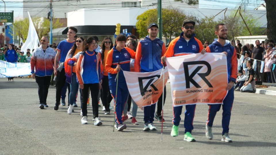 Miembros del Running Team desfilando.