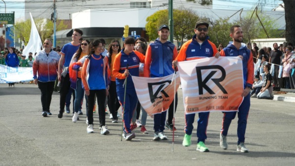 Miembros del Running Team desfilando.