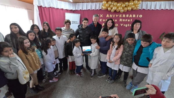 El gobernador en la Escuela Nª 97.