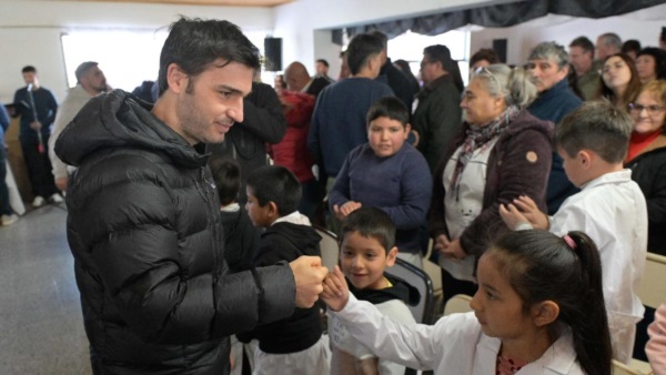 Ignacio Torres saludando a alumnos tras la entrega de kits tecnológicos.