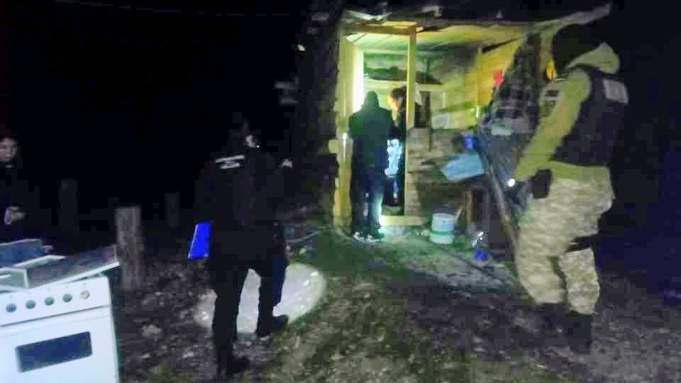 Momento del allanamiento y detención del individuo.