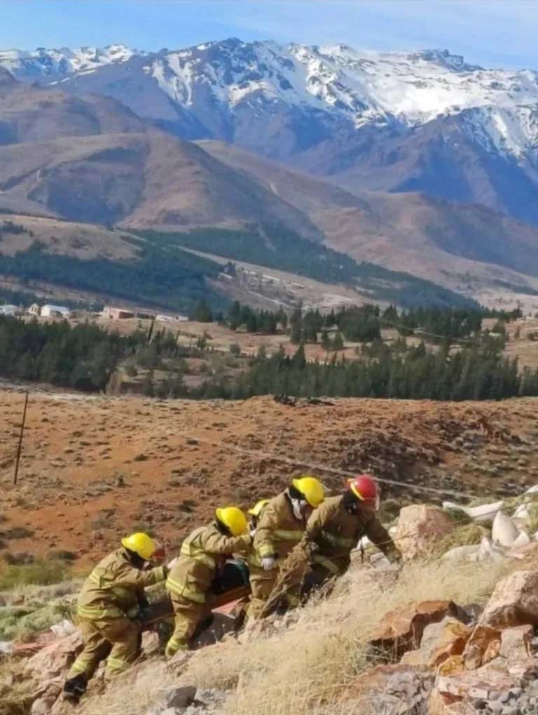 Bomberos trasladaron al camionero hasta la ambulancia que lo llevó al hospital para hacerle estudios. Foto: (LMN)