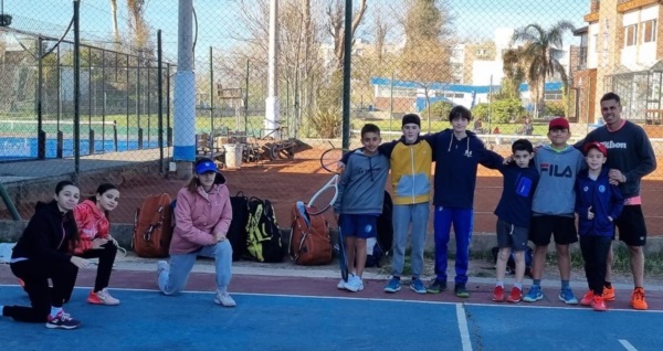 El grupo de jugadores de la Asotenech y el "profe" Aldo Babino.