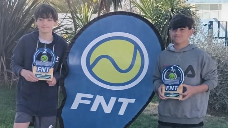 Lucio Vulcano (derecha) campeón y Emilio Nogueira subcampeón en un dominio absoluto de Trelew en el singles de Sub 12.