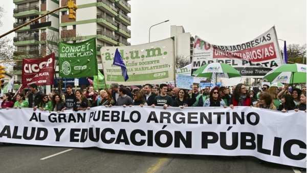 Manifestantes en las calles de CABA.