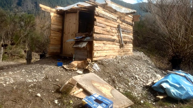 La precaria vivienda estaba construida en la ribera de Río Azul.