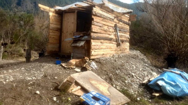 La precaria vivienda estaba construida en la ribera de Río Azul.