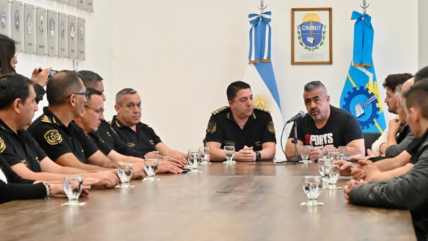 Iturrioz y la plana mayor policial anunciando el aumento.