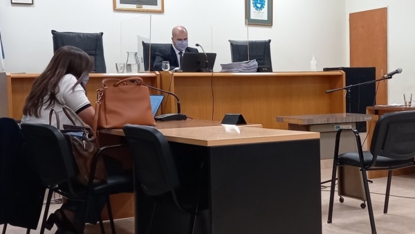 El imputado continuará en libertad con medidas sustitutivas.