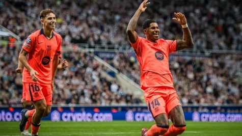 Rashford se estrenó con doblete en el triunfo 2-1 de Barcelona ante Newcastle.