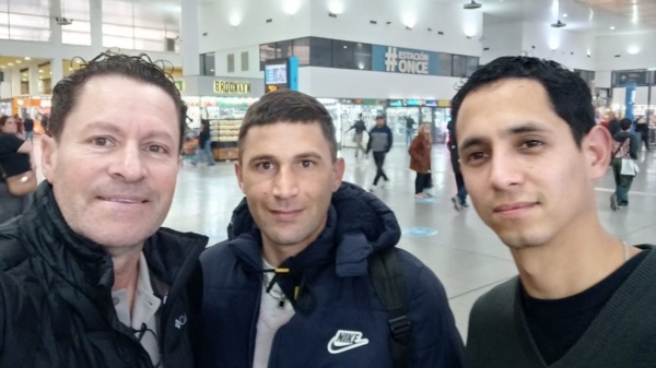 Lucas Wiederkhs (centro) y Fernando Garay (izq.), junto a uno de los buzos que trabajó en el rescate.