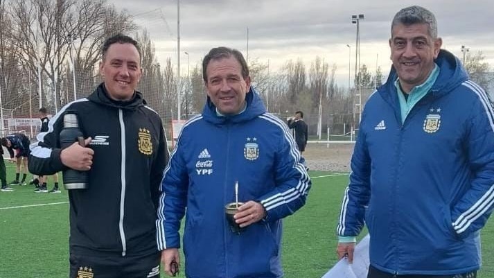 Diego Álvarez, árbitro profesional, junto a Pompei y Pezzotta.