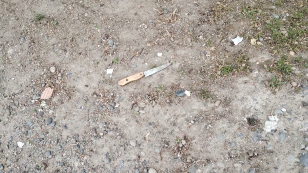 El cuchillo fue arrojado por el detenido y secuestrado.