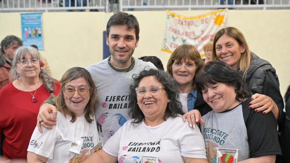 Torres y Papaiani con participantes del evento de Dolavon.